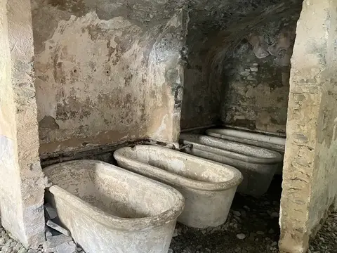 Le antiche vasche dei Bagni di Craveggia