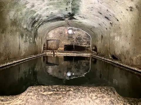 La vecchia vasca dei Bagni sotto la volta