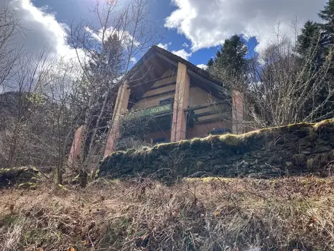 Un edificio di legno nel bosco