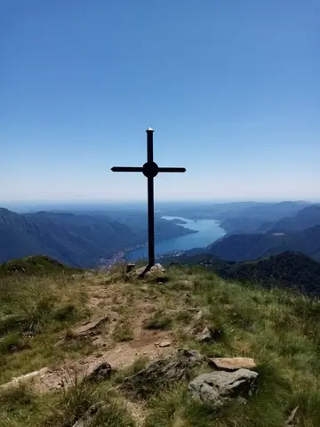 La croce di vetta sopra il lago d'Orta