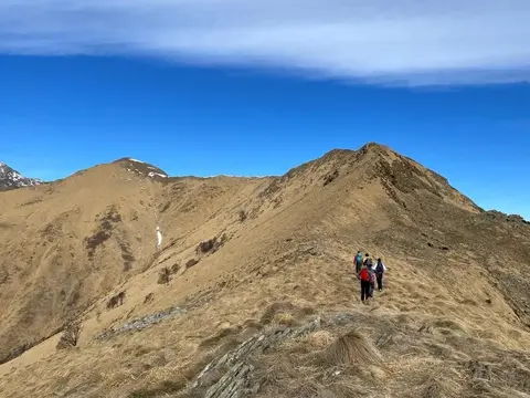 Escursionisti in salita sulla cresta