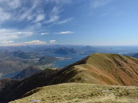 Il lago Maggiore e la cresta erbosa del Cerano